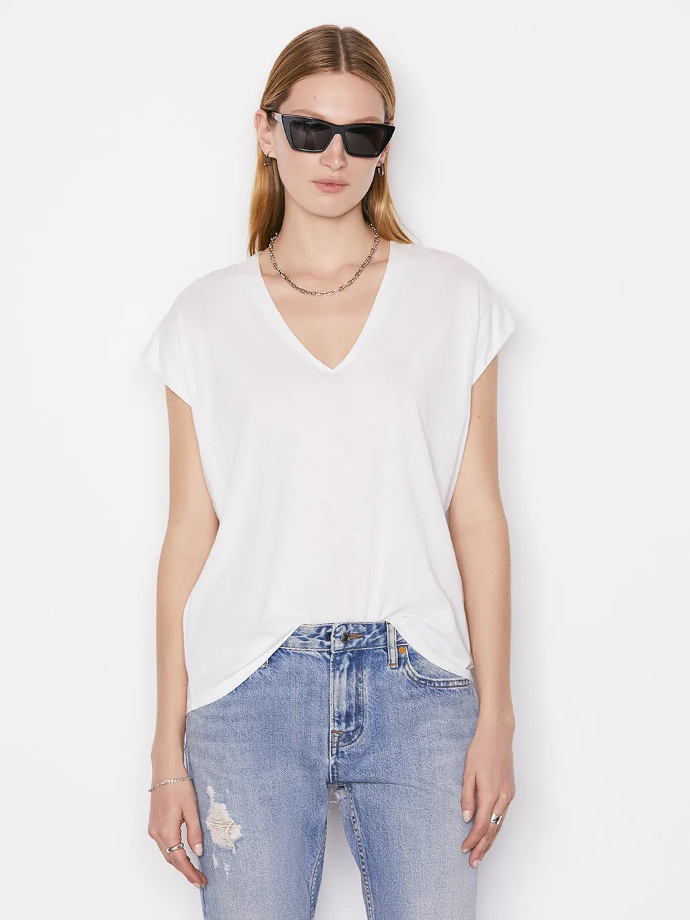 Le Mid Rise V Neck Tee -- Blanc